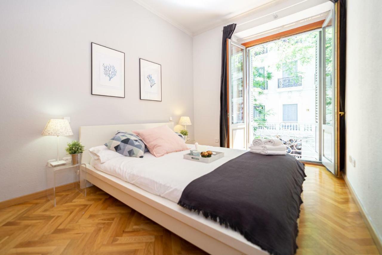Apartamentos Plaza De Espana Madrid Bagian luar foto