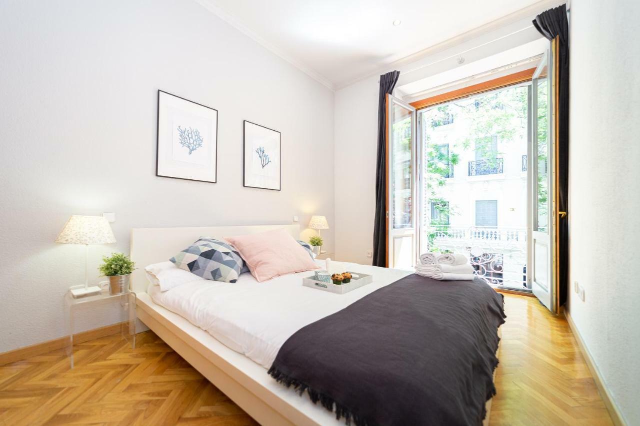 Apartamentos Plaza De Espana Madrid Bagian luar foto
