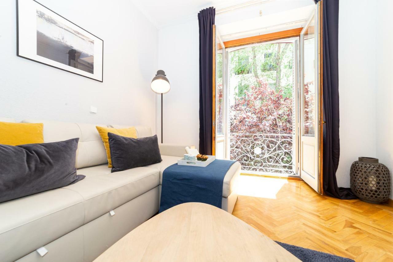 Apartamentos Plaza De Espana Madrid Bagian luar foto