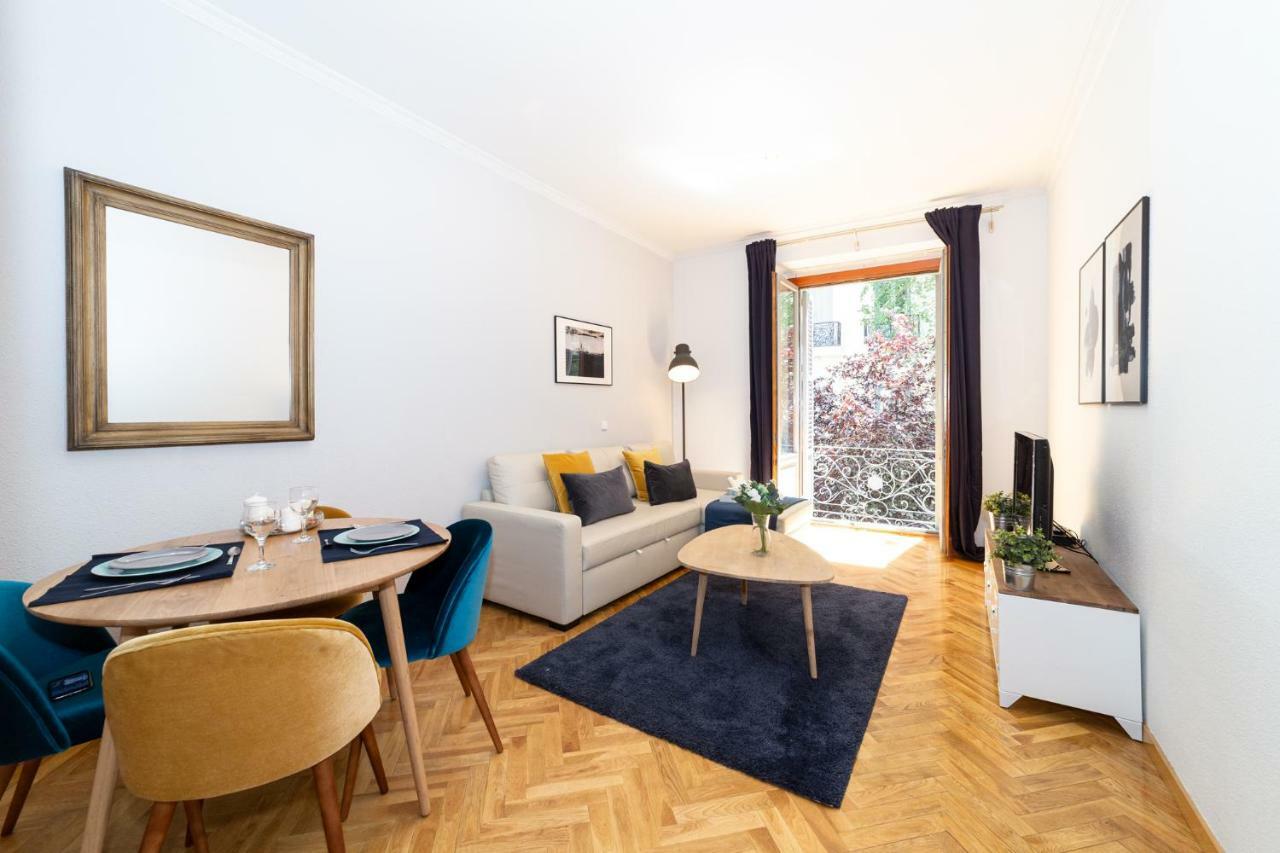 Apartamentos Plaza De Espana Madrid Bagian luar foto