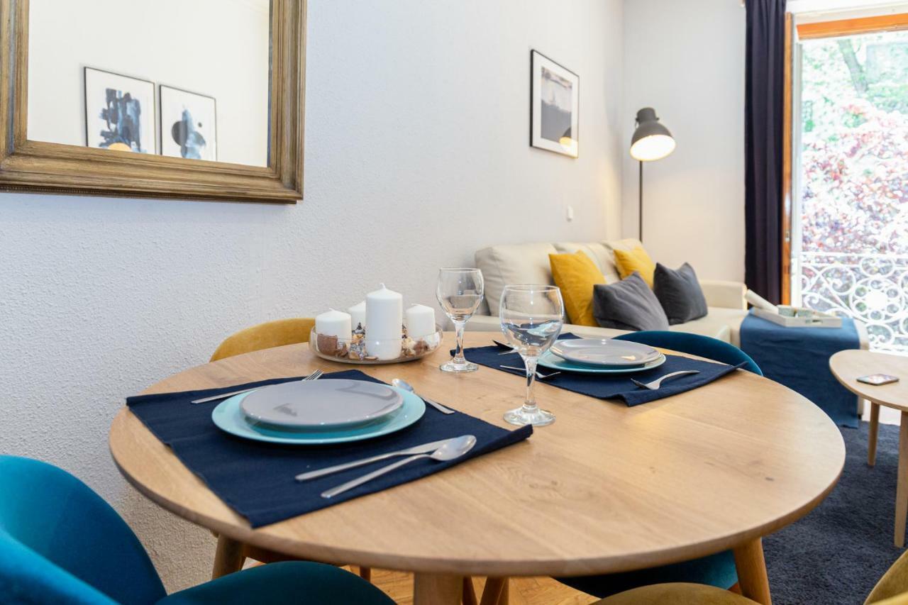 Apartamentos Plaza De Espana Madrid Bagian luar foto