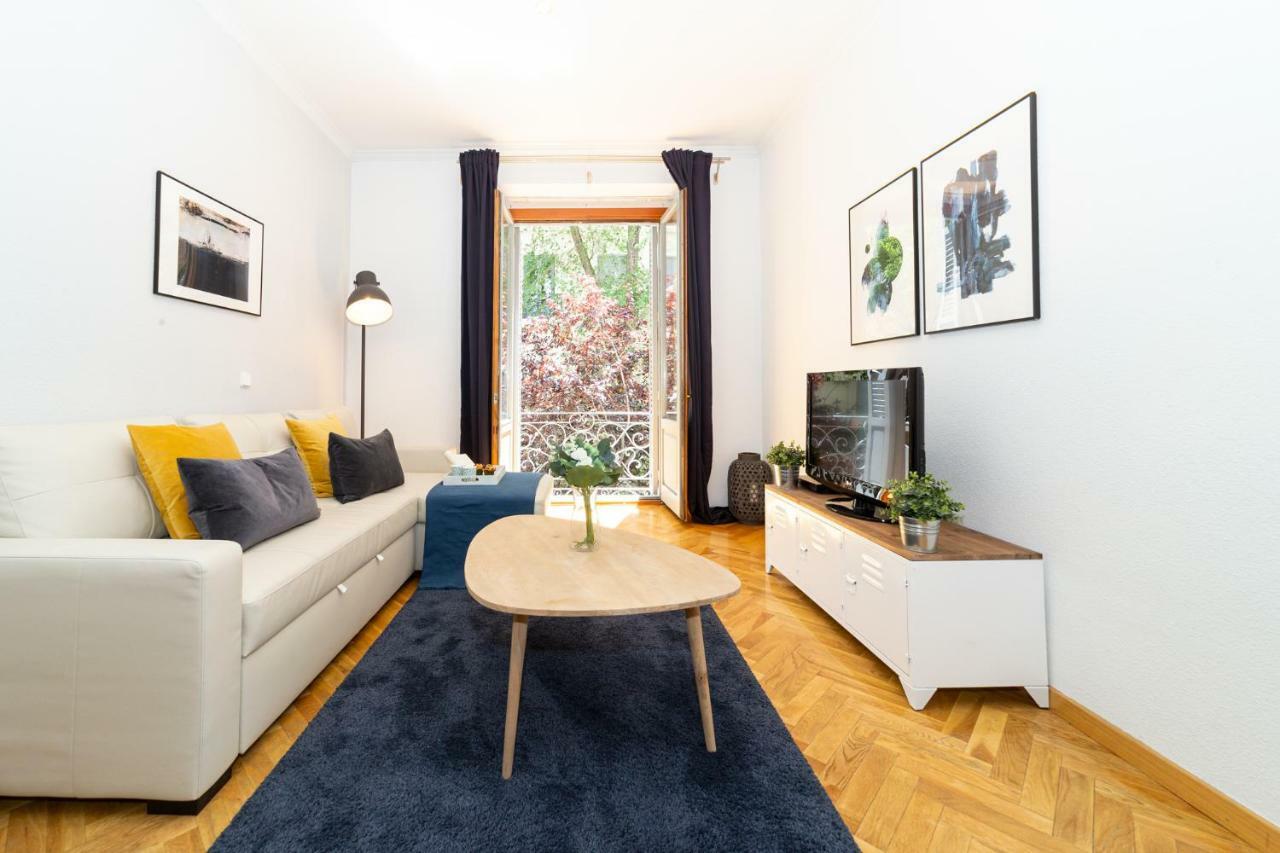 Apartamentos Plaza De Espana Madrid Bagian luar foto